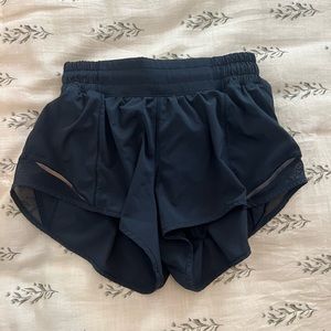 Navy Hotty Hot Low-Rise Line short 2.5 Lululemon